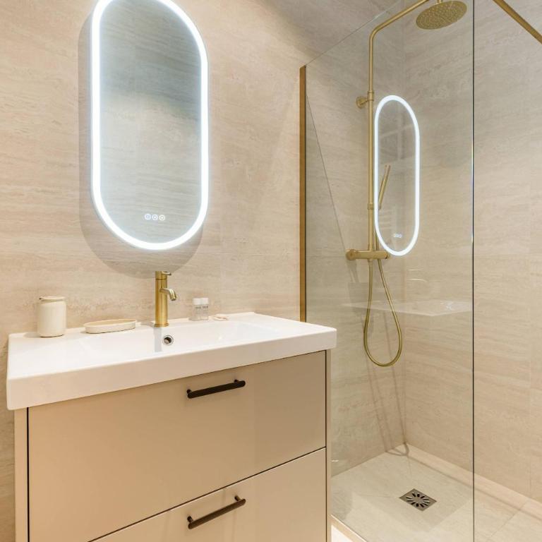 Large 4-room air-conditioned apartment with patio in Paris - Appartement - 2