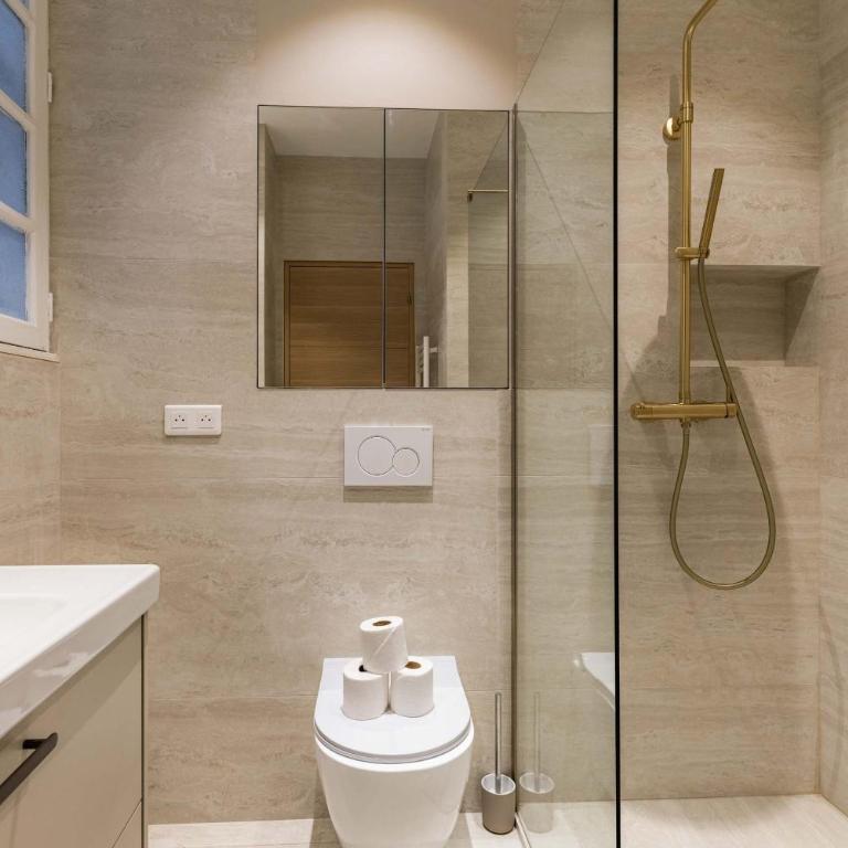 Large 4-room air-conditioned apartment with patio in Paris - Appartement - 18