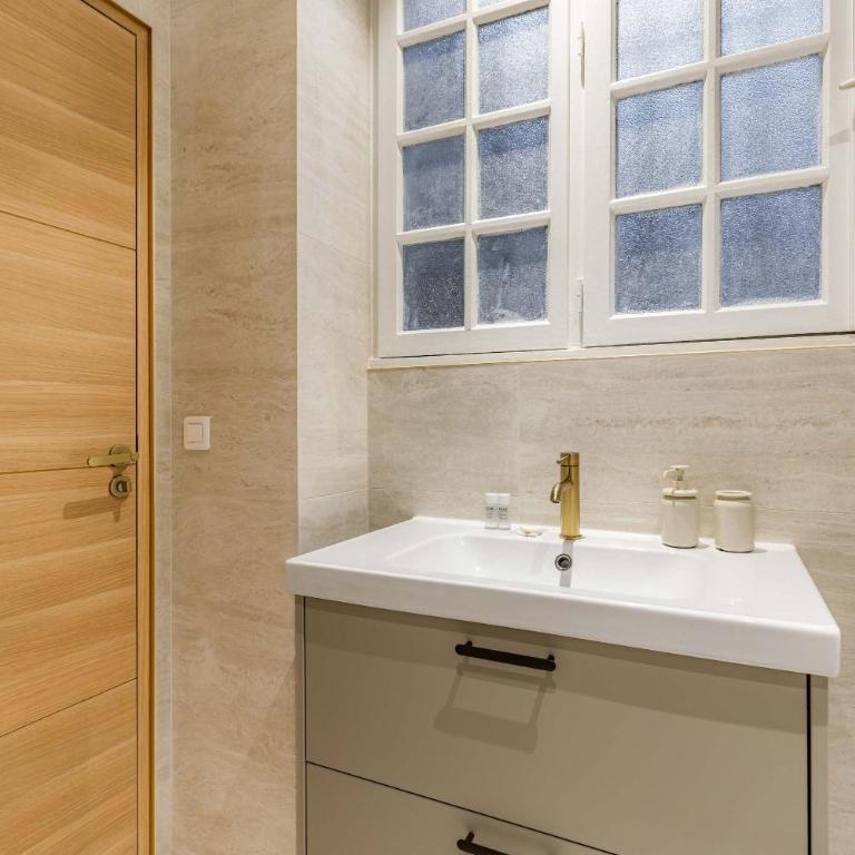 Large 4-room air-conditioned apartment with patio in Paris - Appartement - 19