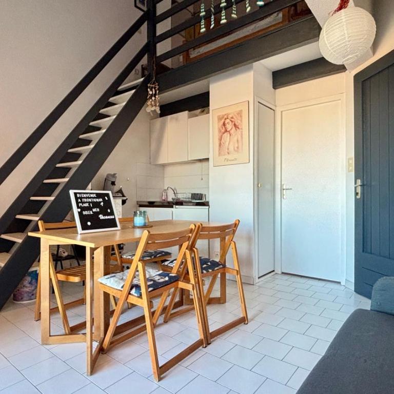 Family Apartment with Bedroom, Mezzanine, Sleeping Cabin & Parking - Appartement 3 Chambres - 50
