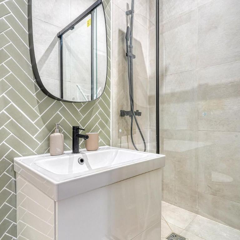 Stylish 2-Bedroom Loft in the Heart of Paris with Air Conditioning - Appartement - 22