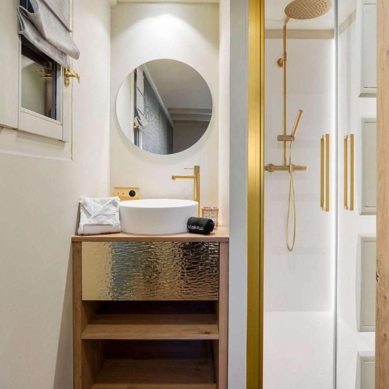 Luxurious Apartment with Ski-In and Out Access in Centre - Apartment - 15