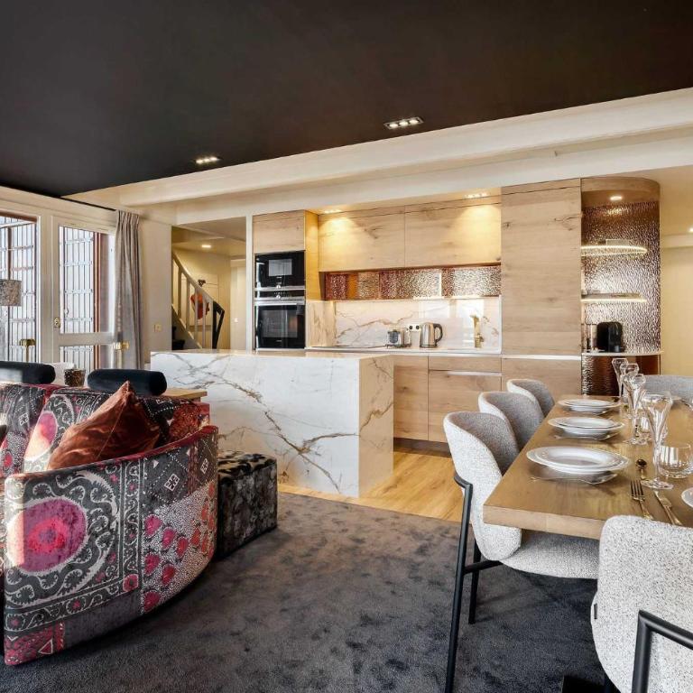Luxurious Apartment with Ski-In and Out Access in Centre - Apartment - 1