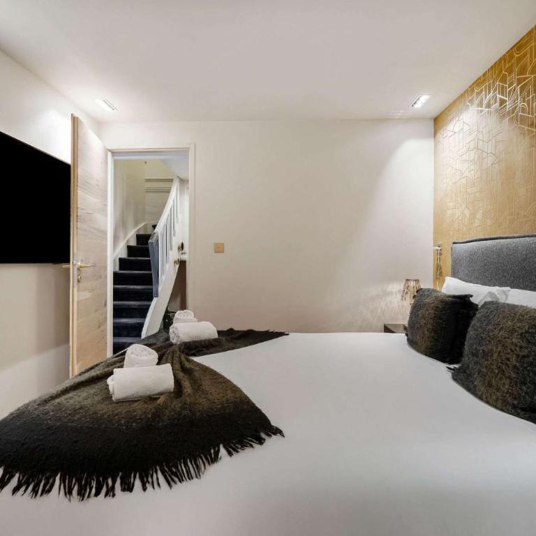 Luxurious Apartment with Ski-In and Out Access in Centre - Apartment - 12