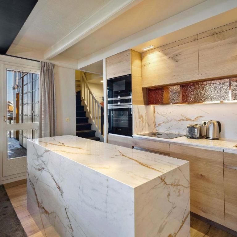 Luxurious Apartment with Ski-In and Out Access in Centre - Apartment - 4