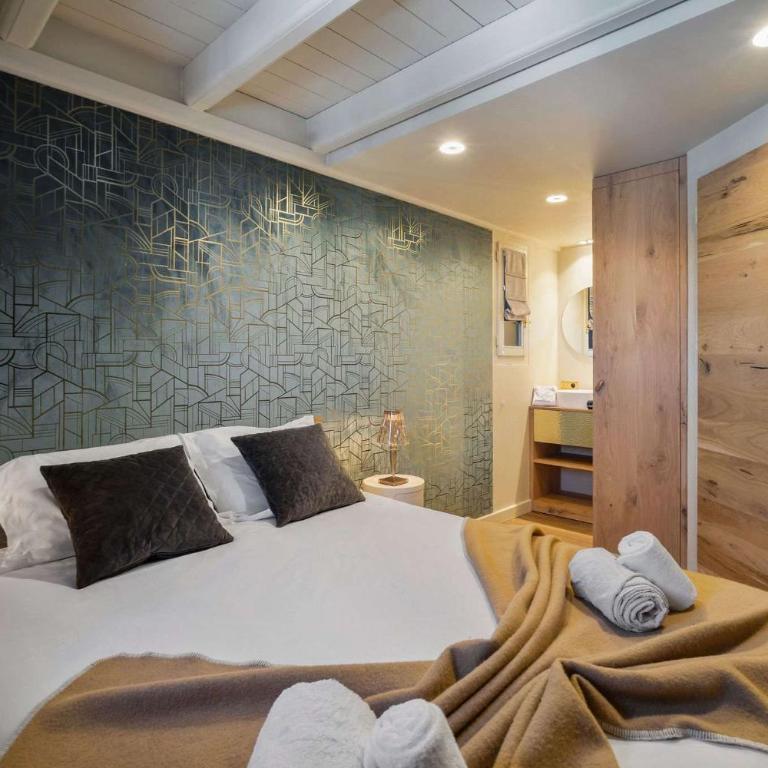 Luxurious Apartment with Ski-In and Out Access in Centre - Apartment - 16