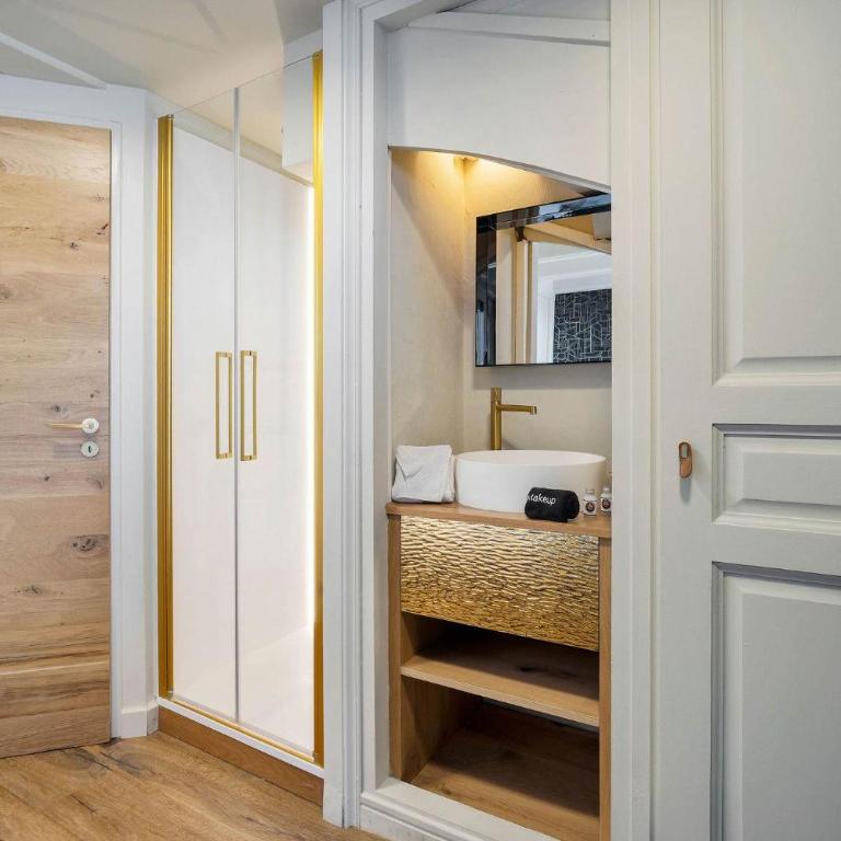 Luxurious Apartment with Ski-In and Out Access in Centre - Apartment - 19