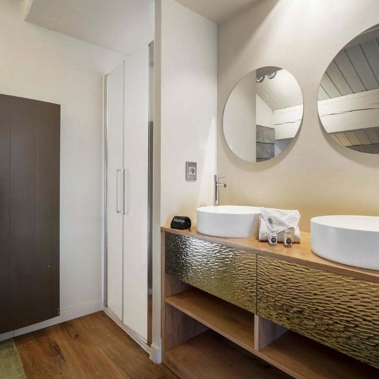 Luxurious Apartment with Ski-In and Out Access in Centre - Apartment - 22