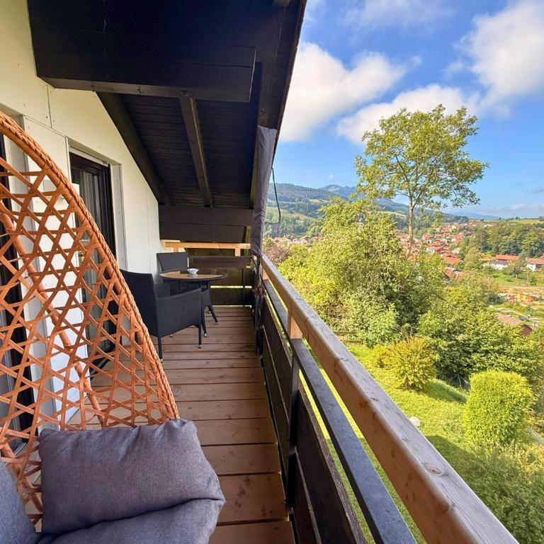 FeWo Aloisius im Allgäu - Über den Dächern von Nesselwang, Sonniger Balkon, Bergblick, Königscard inklusive - Apartment - 2