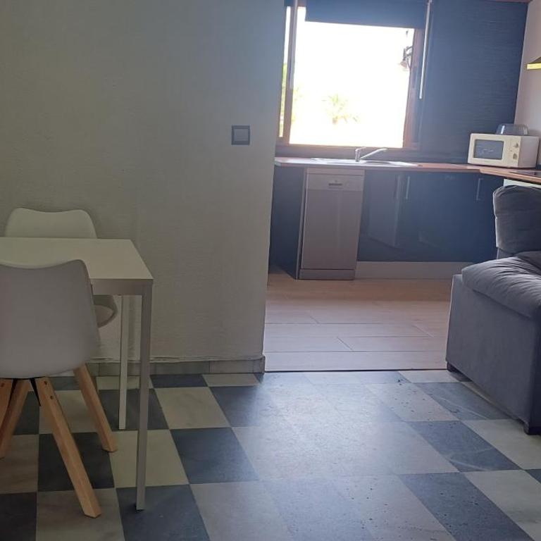 Amplio apart con aire acondicionado seis cincuenta seis ochenta tres siete siete - Apartment - 24