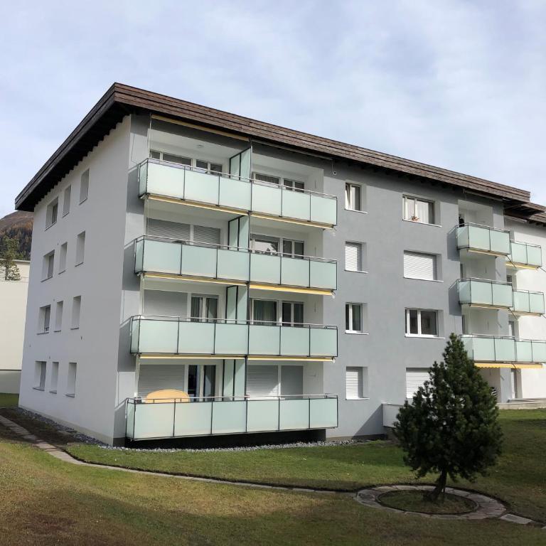 4 Zi Familienwohnung Haus Ravaisch 24 im 2ten OG Davos Dorf - Apartment mit 3 Schlafzimmern und Balkon - 1