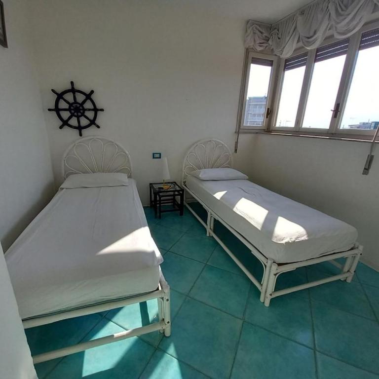 Sea view with 3 bedrooms and 2 bathrooms - Three-Bedroom Apartment - 2