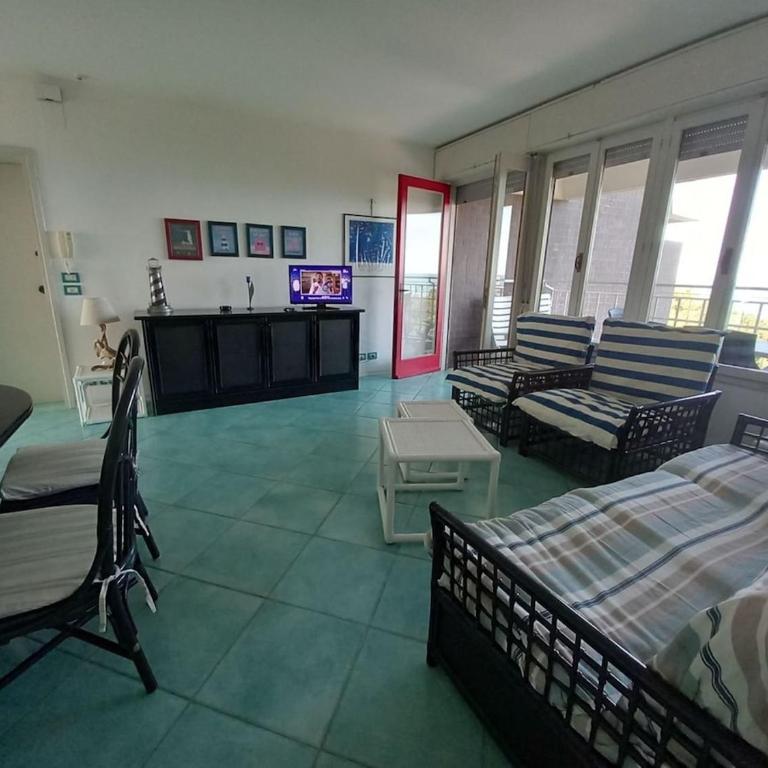 Sea view with 3 bedrooms and 2 bathrooms - Three-Bedroom Apartment - 6