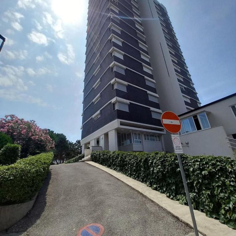 Sea view with 3 bedrooms and 2 bathrooms - Three-Bedroom Apartment - 11