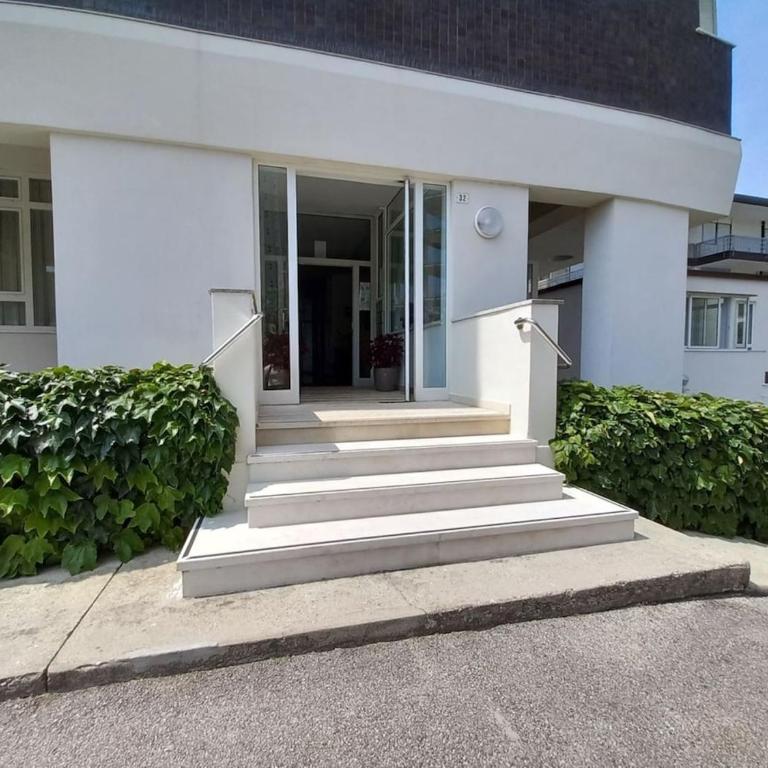 Sea view with 3 bedrooms and 2 bathrooms - Three-Bedroom Apartment - 13