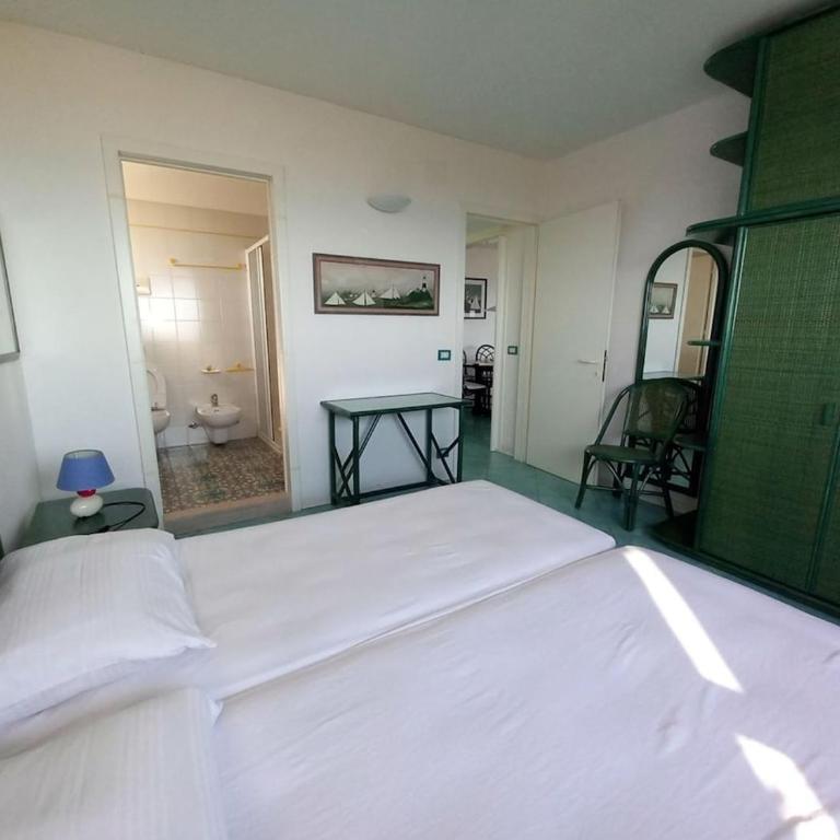 Sea view with 3 bedrooms and 2 bathrooms - Three-Bedroom Apartment - 18