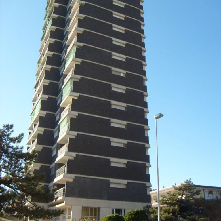 Sea view with 3 bedrooms and 2 bathrooms - Three-Bedroom Apartment - 21