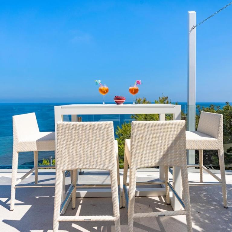 Top Villa on frontline of the Mediterranean - Villa - 24