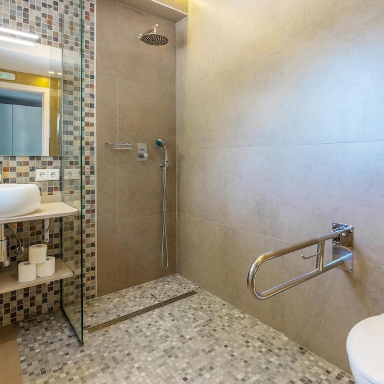 Top Villa on frontline of the Mediterranean - Villa - 25