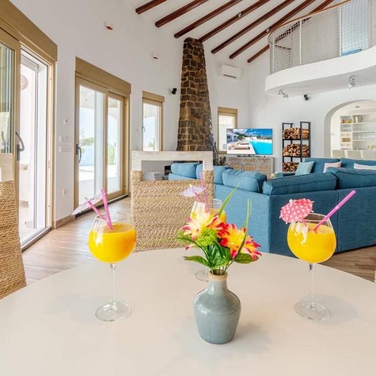Top Villa on frontline of the Mediterranean - Villa - 54