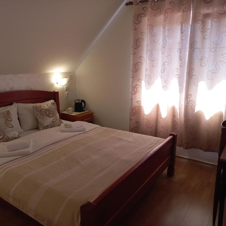 Apartmani Sobe Šljivančanin - Dvokrevetna Soba sa Bračnim Krevetom i Zajedničkim Kupatilom - 5
