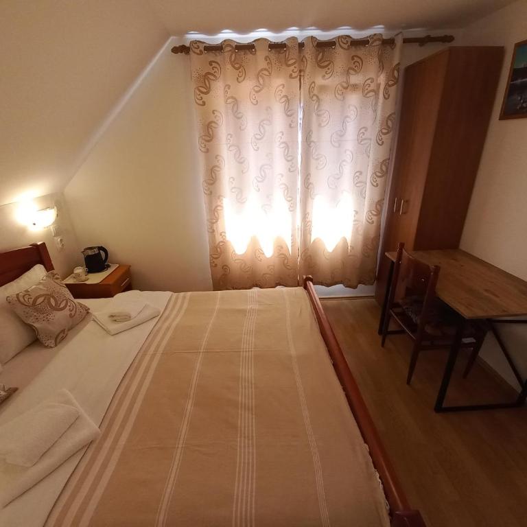 Apartmani Sobe Šljivančanin - Dvokrevetna Soba sa Bračnim Krevetom i Zajedničkim Kupatilom - 24