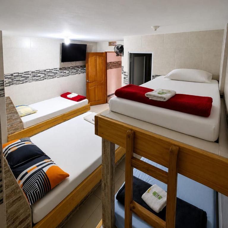 Hotel Meridian Plaza 2 Amagá - Habitación Cuádruple Estándar - 1