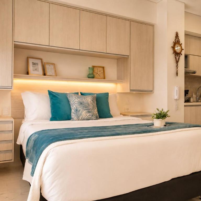 CB726 | Suite moderna frente al mar con balcón y cocina con isla - Queen Studio - 8