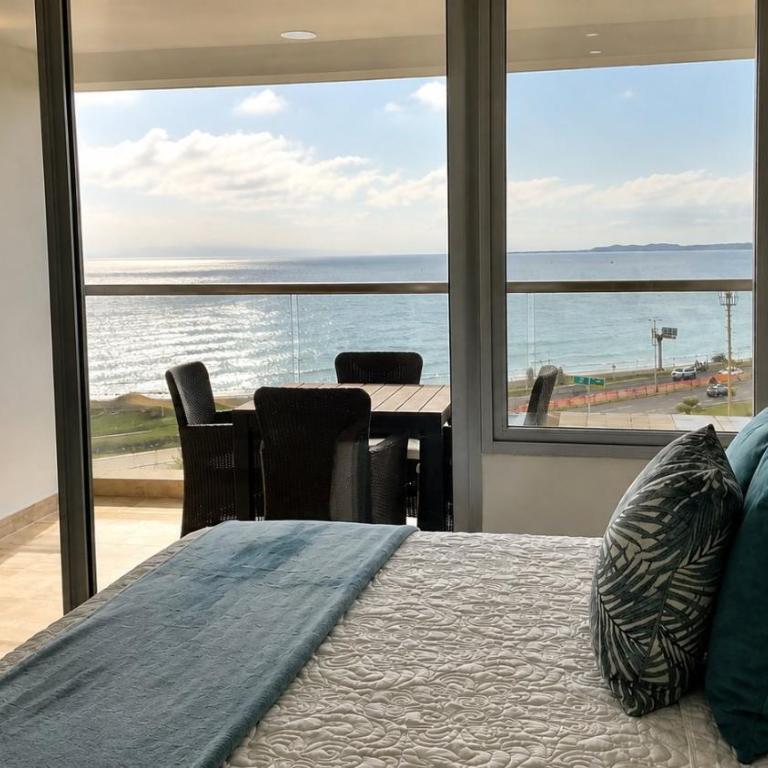 CB726 | Suite moderna frente al mar con balcón y cocina con isla - Queen Studio - 9