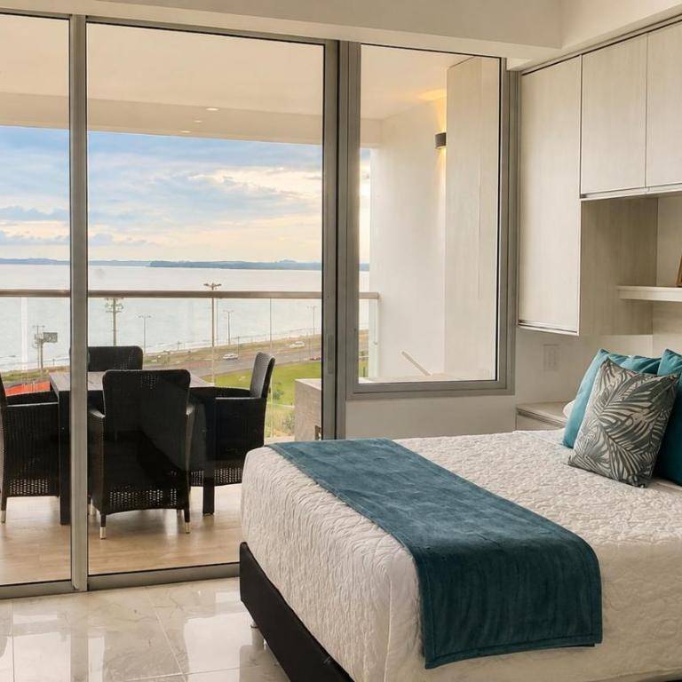 CB726 | Suite moderna frente al mar con balcón y cocina con isla - Queen Studio - 1
