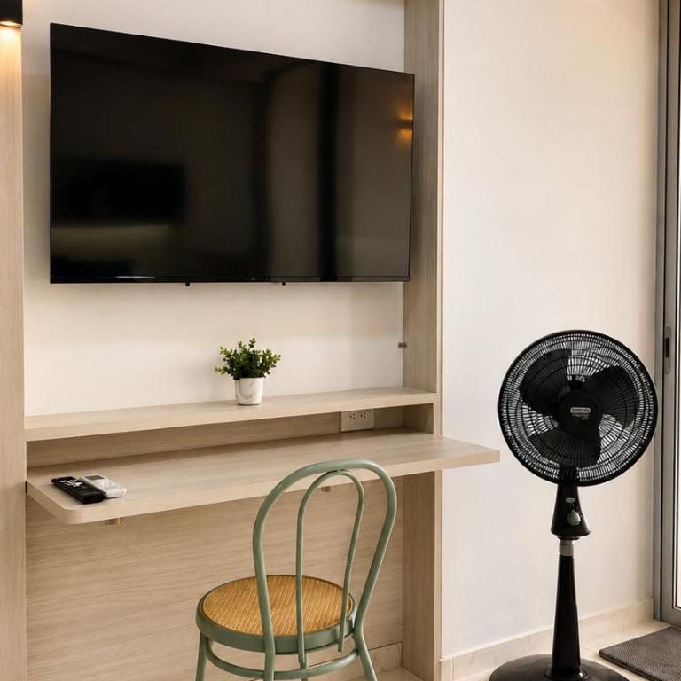 CB726 | Suite moderna frente al mar con balcón y cocina con isla - Queen Studio - 10