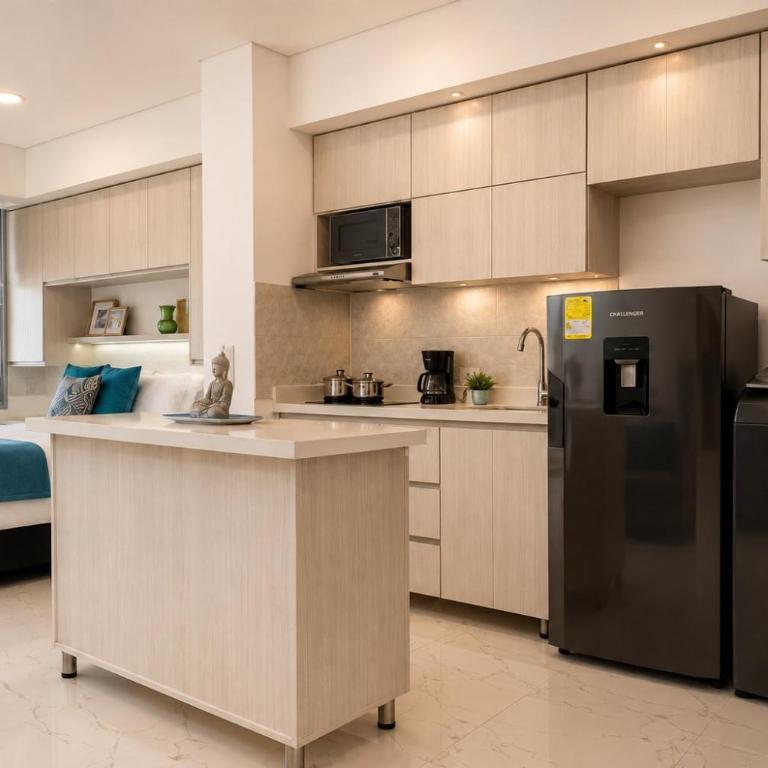 CB726 | Suite moderna frente al mar con balcón y cocina con isla - Queen Studio - 13