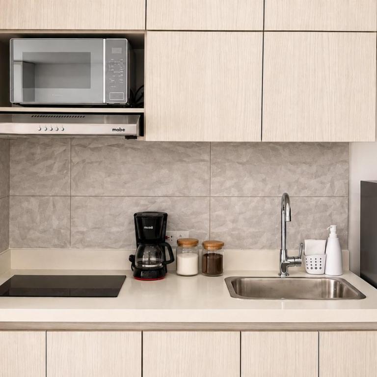 CB726 | Suite moderna frente al mar con balcón y cocina con isla - Queen Studio - 20