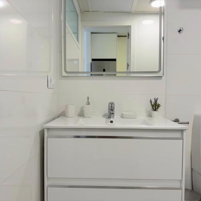 VER61 - Design Studio with Sea Views and Pool - 6th Floor, AC, Lift - Monolocale - 2