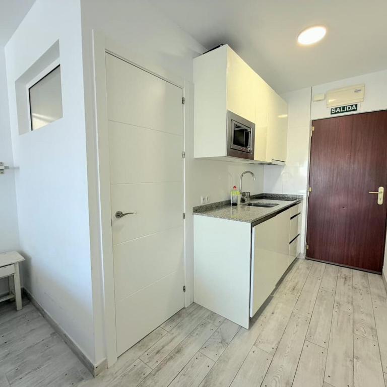 VER61 - Design Studio with Sea Views and Pool - 6th Floor, AC, Lift - Monolocale - 7