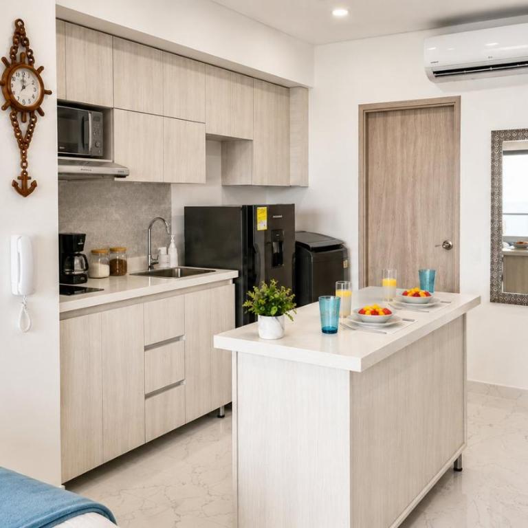 CB726 | Suite moderna frente al mar con balcón y cocina con isla - Queen Studio - 24