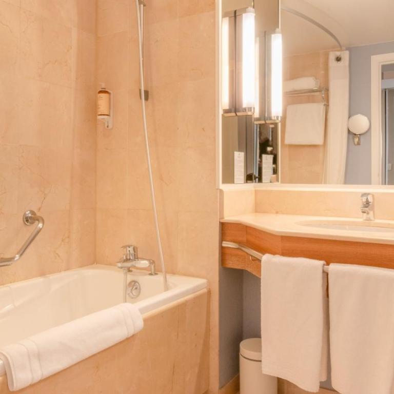Holiday Inn Nice - Port St Laurent by IHG - Chambre Double Standard avec Balcon - 2