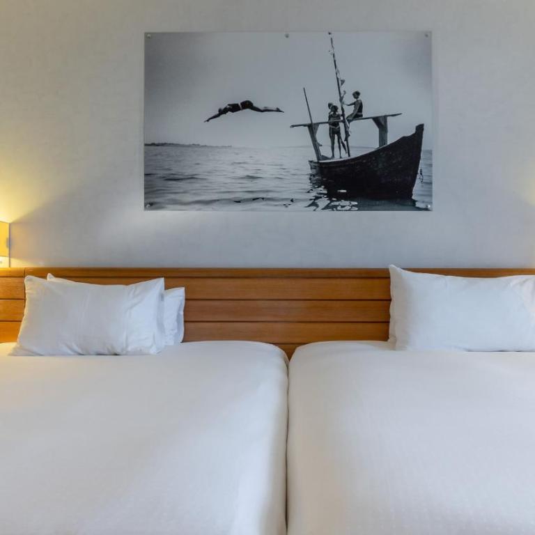 Holiday Inn Nice - Port St Laurent by IHG - Chambre Double Standard avec 2 Lits Doubles - Vue sur Ville - 11