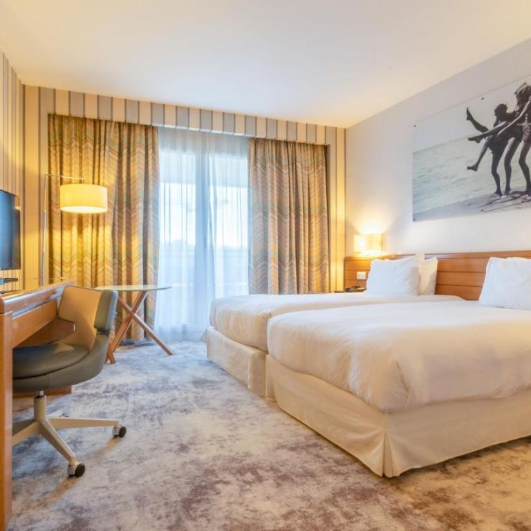Holiday Inn Nice - Port St Laurent by IHG - Chambre Lits Jumeaux Standard avec Balcon - Vue sur Ville - 10