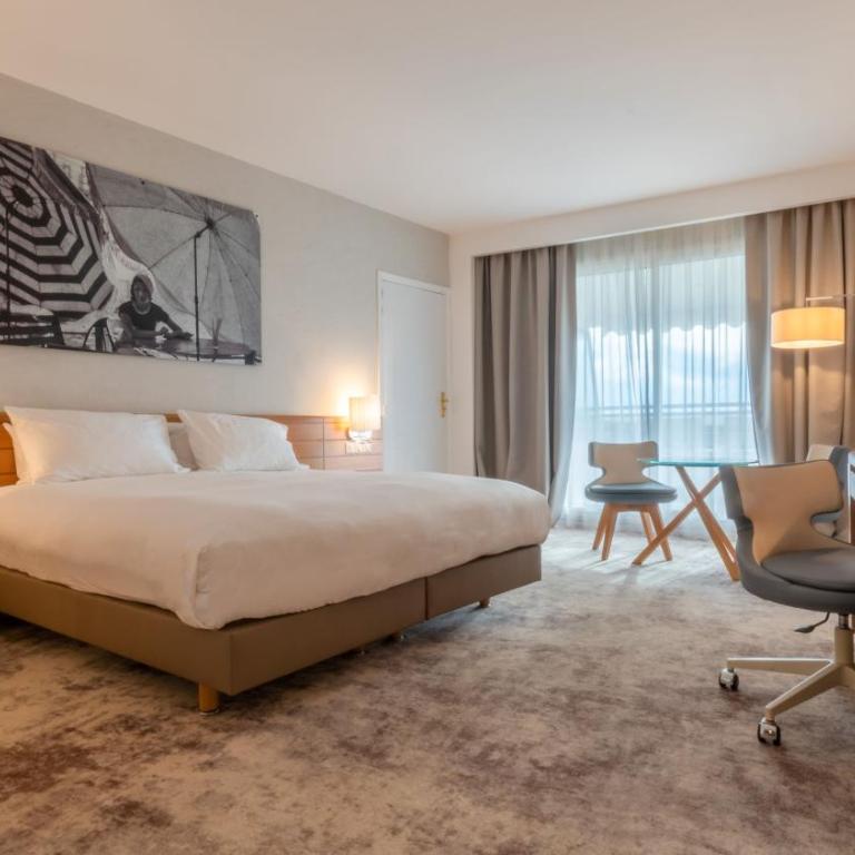 Holiday Inn Nice - Port St Laurent by IHG - Suite Lit King-Size avec Balcon - Vue sur Mer - 11