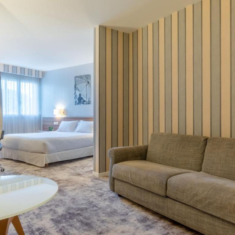 Holiday Inn Nice - Port St Laurent by IHG - Chambre Double Standard avec Canapé-Lit - Vue sur Ville - 12