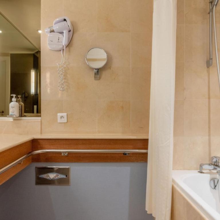 Holiday Inn Nice - Port St Laurent by IHG - Chambre Double Premium avec Balcon - Vue sur Jardin - 9