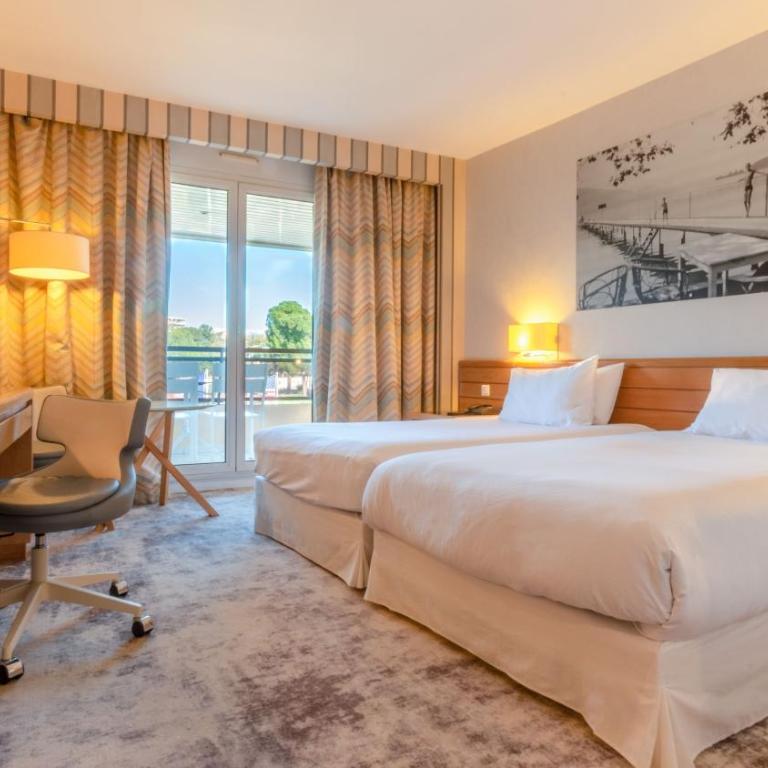 Holiday Inn Nice - Port St Laurent by IHG - Chambre Lits Jumeaux Standard avec Balcon - Vue sur Ville - 13