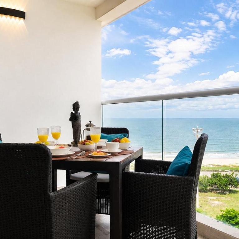 CB726 | Suite moderna frente al mar con balcón y cocina con isla - Queen Studio - 26