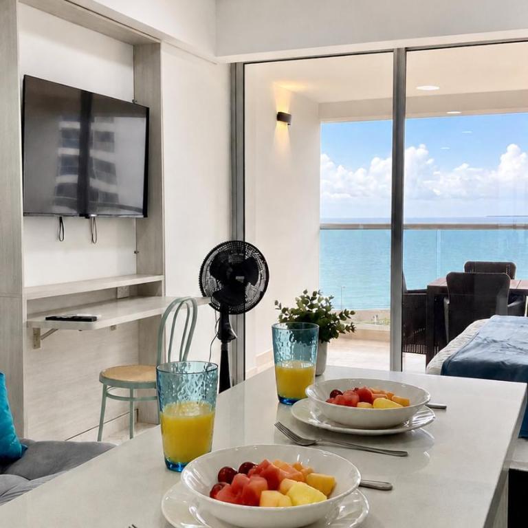 CB726 | Suite moderna frente al mar con balcón y cocina con isla - Queen Studio - 25