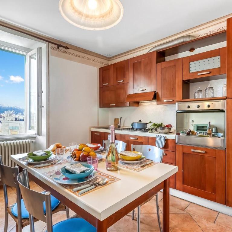 Bee Apartment: Luino Lakeside with Outdoor Dining - Happy Rentals - Apartamento con balcón - 3