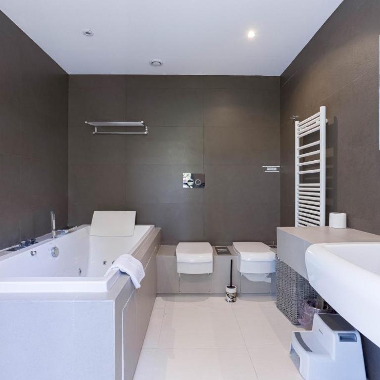 Terrasses de Montfleury - Spacieux, 2 terrasses, parking privé, piscine, 15 min du Palais et Plages - Appartement avec Terrasse - 33