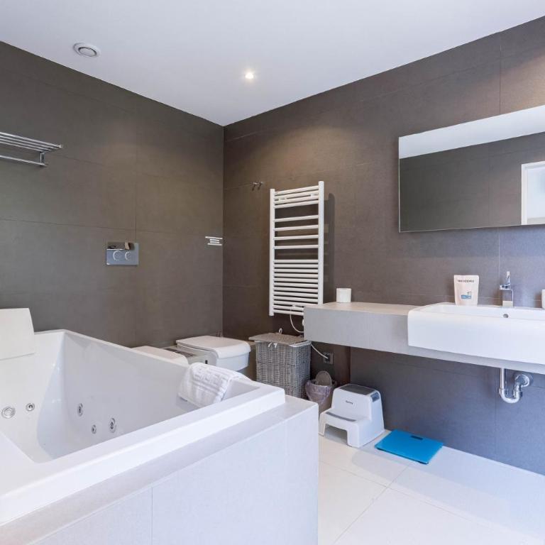 Terrasses de Montfleury - Spacieux, 2 terrasses, parking privé, piscine, 15 min du Palais et Plages - Appartement avec Terrasse - 35