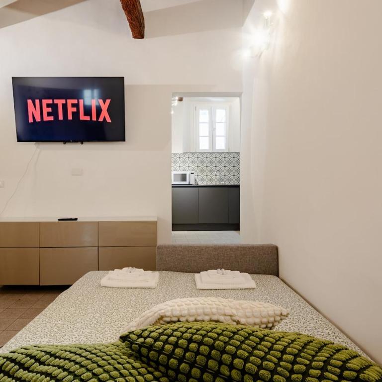 Apt in Storic Center with 10Min Walk to Duomo & Uffizi with 3BDR - Three-Bedroom Apartment - 19