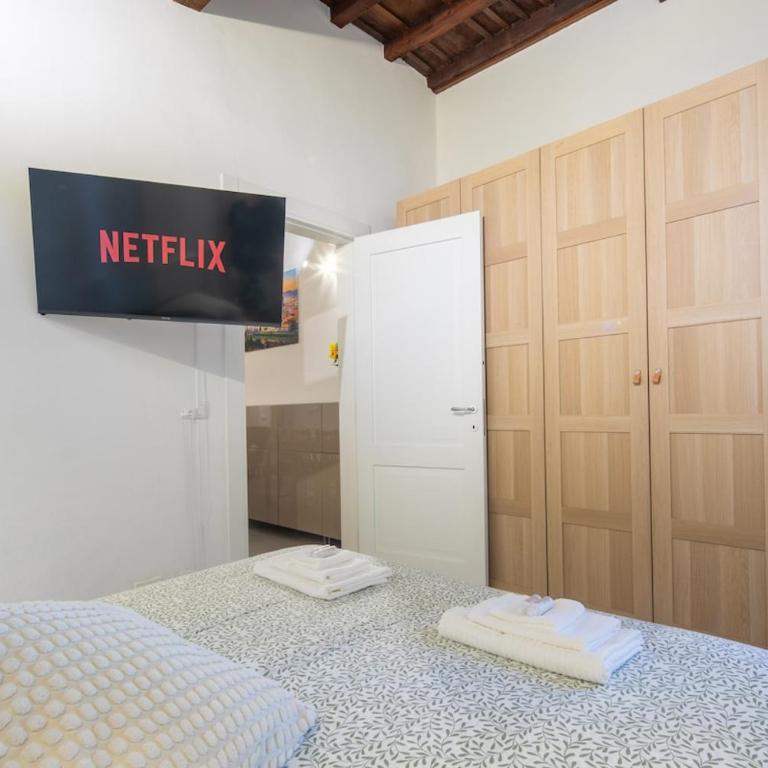Apt in Storic Center with 10Min Walk to Duomo & Uffizi with 3BDR - Three-Bedroom Apartment - 10